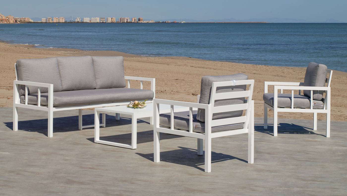 Conjunto aluminio: 1 sofá 3 plazas + 2 sillones + 1 mesa de centro + cojines. Disponible en color blanco o antracita.<br/><br/><b>OFERTA VÁLIDA HASTA EL 30 DE JUNIO O FIN DE EXISTENCIAS</b>.