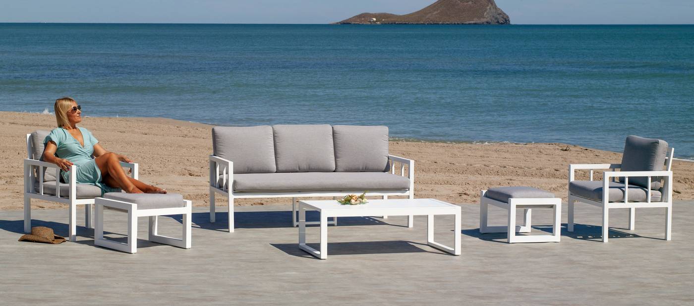 Conjunto aluminio: 1 sofá 3 plazas + 2 sillones + 1 mesa de centro + 2 reposapiés + cojines. Disponible en color blanco o antracita.<br/><br/><b>OFERTA VÁLIDA HASTA EL 30 DE JUNIO O FIN DE EXISTENCIAS</b>.