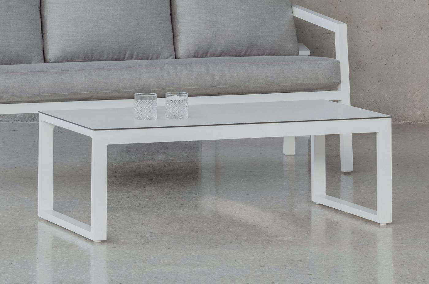 Mesa de centro rectangular de aluminio con tapa HPL de 120 cm. Disponible en color blanco, plata, marrón, champagne o antracita.