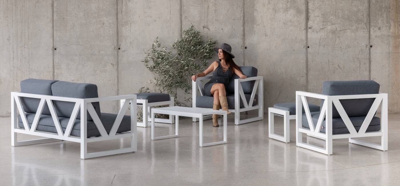 Lujoso conjunto de aluminio: sofá 2 plazas + 2 sillones + mesa de centro + 2 taburetes. Color conjunto: blanco, antracita o champagne.
