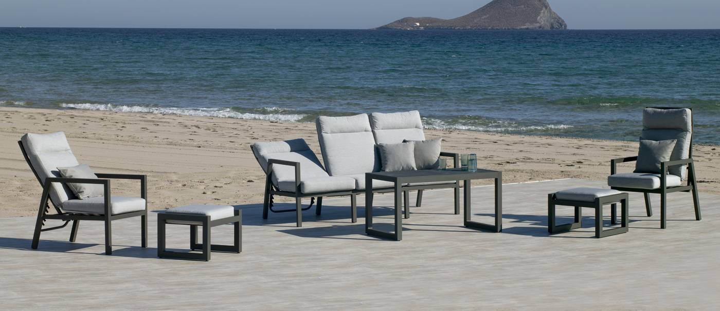 Conjunto aluminio: sofá 3 plazas + 2 sillones + mesa de centro alta + 2 taburetes. Respaldos reclinables. Colores: blanco o antracita.