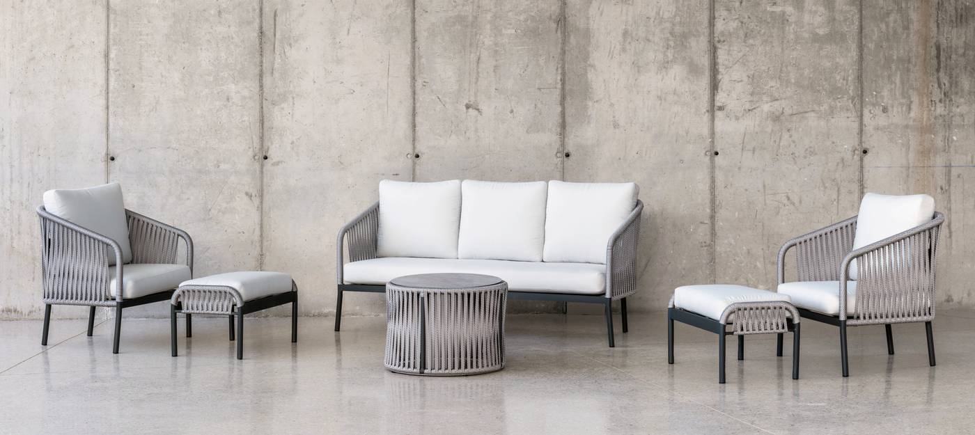 Conjunto aluminio color antracita y cuerda color gris: 1 sofá de 3 plazas + 2 sillones + 1 mesa de centro.