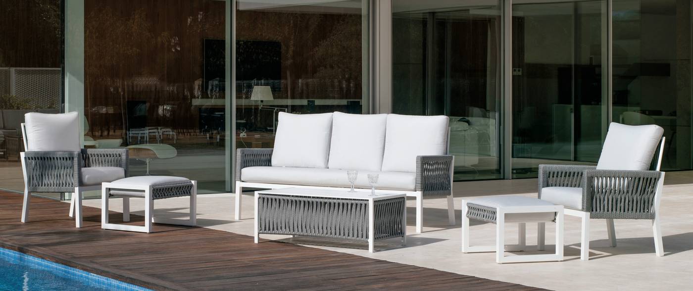 Conjunto aluminio y cuerda: 1 sofá de 3 plazas + 2 sillones + 1 mesa de centro + 2 taburetes + cojines. Colores disponibles en blanco, gris, marrón o champagne.