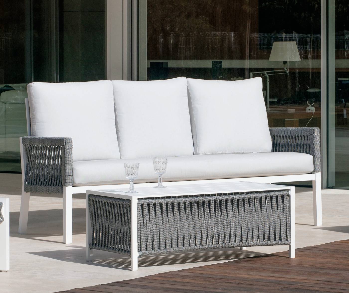 Sofá relax 3 plazas lujo, con cojines desenfundables. Fabricado de aluminio y cuerda en color blanco, gris, marrón o champagne.