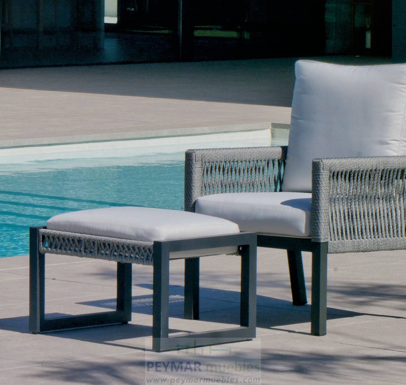 Set Aluminio Havana-10 - Conjunto aluminio y cuerda: 1 sofá de 3 plazas + 2 sillones + 1 mesa de centro + 2 taburetes. Colores disponibles en blanco, gris, marrón o champagne.