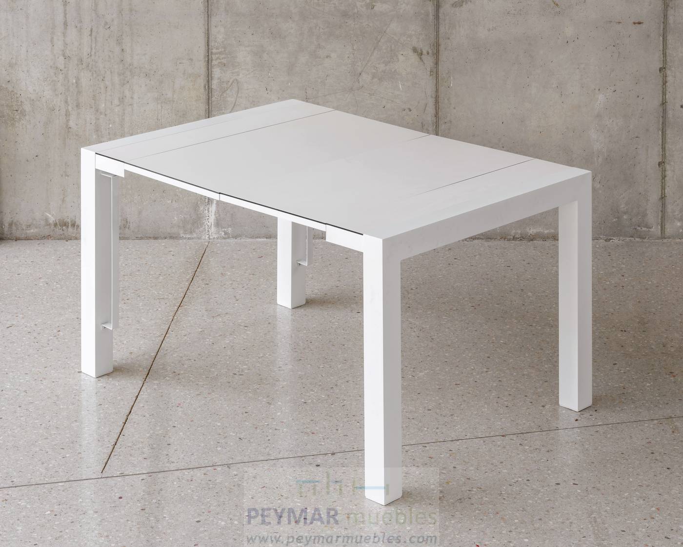 Mesa extensible con tablero de HPL ultra resistente. Estructura aluminio color blanco o antracita.