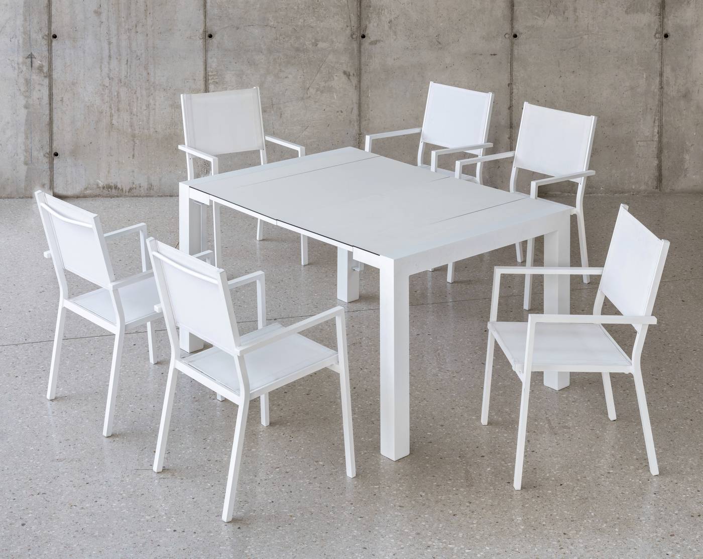 Conjunto de aluminio: mesa extensible con tablero HPL + 4 sillones de textilen. Disponible en color blanco o antracita.