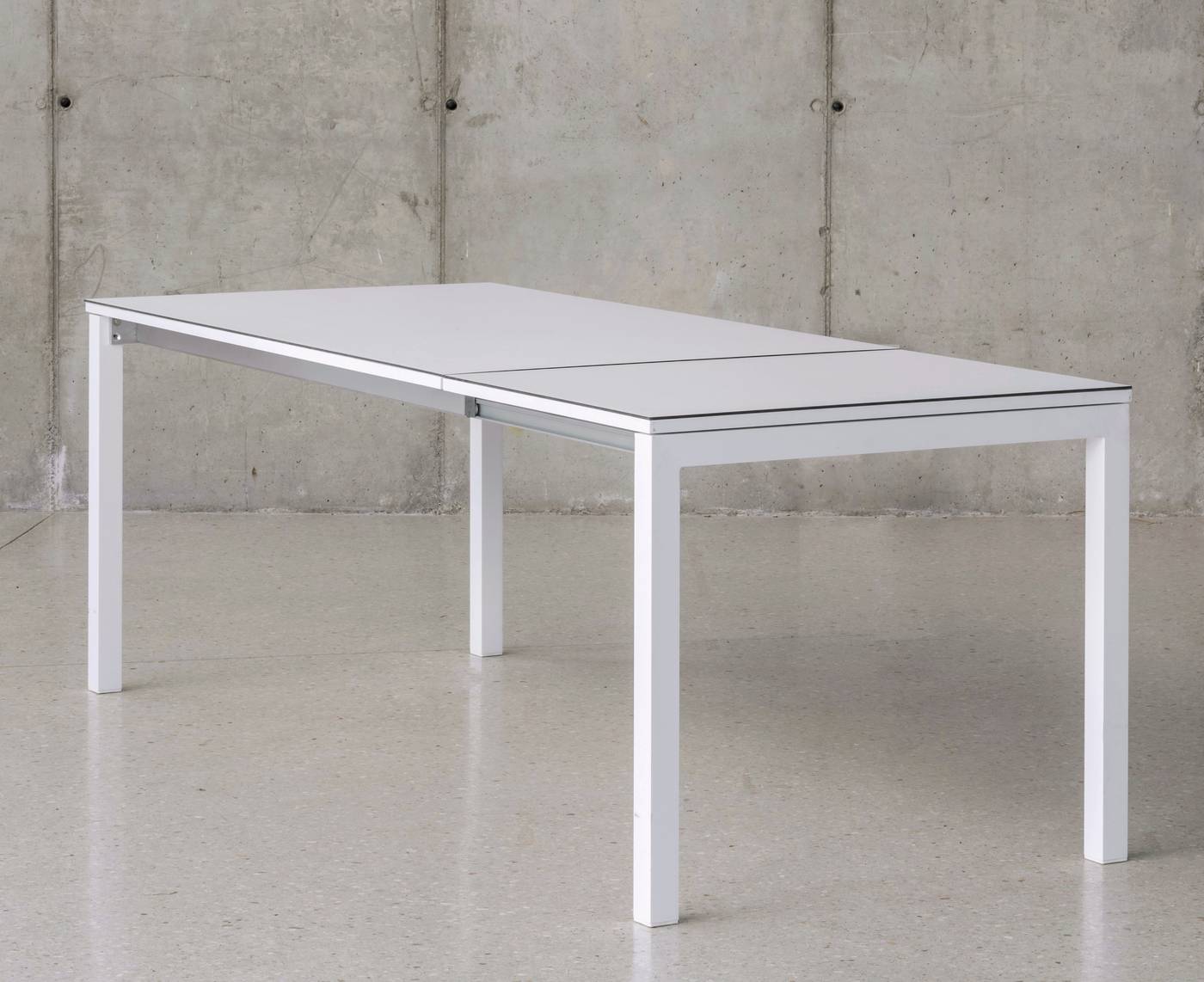 Mesa de 150cm extensible a 215cm, con tablero de HPL ultra resistente. Estructura aluminio color blanco o antracita.