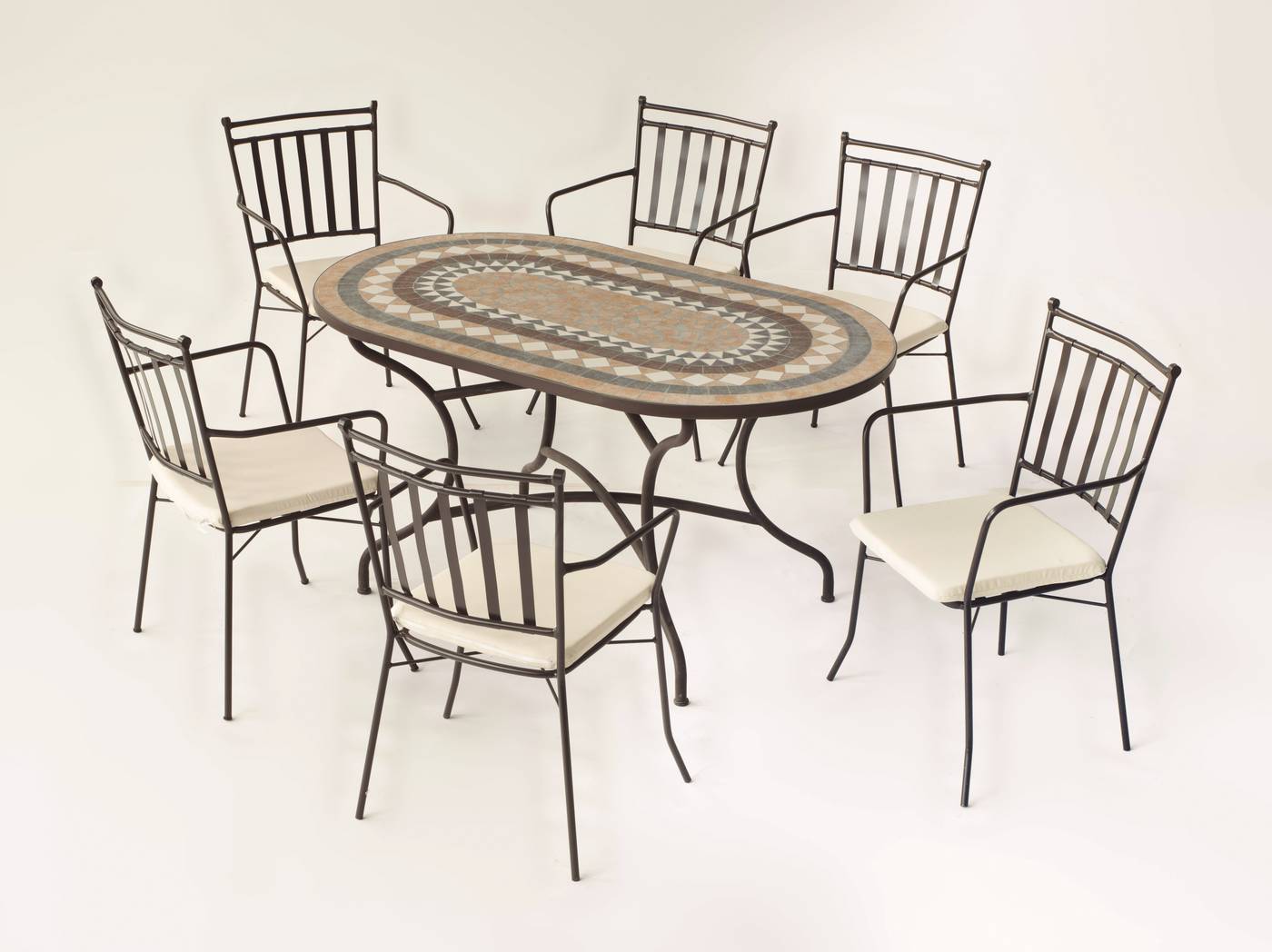 Conjunto de forja color bronce: mesa con tablero ovalado mosaico de 150 cm + 4 sillones con cojines.<br/><br/><b>OFERTA VÁLIDA HASTA EL 31 DE MAYO O FIN DE EXISTENCIAS</b>.