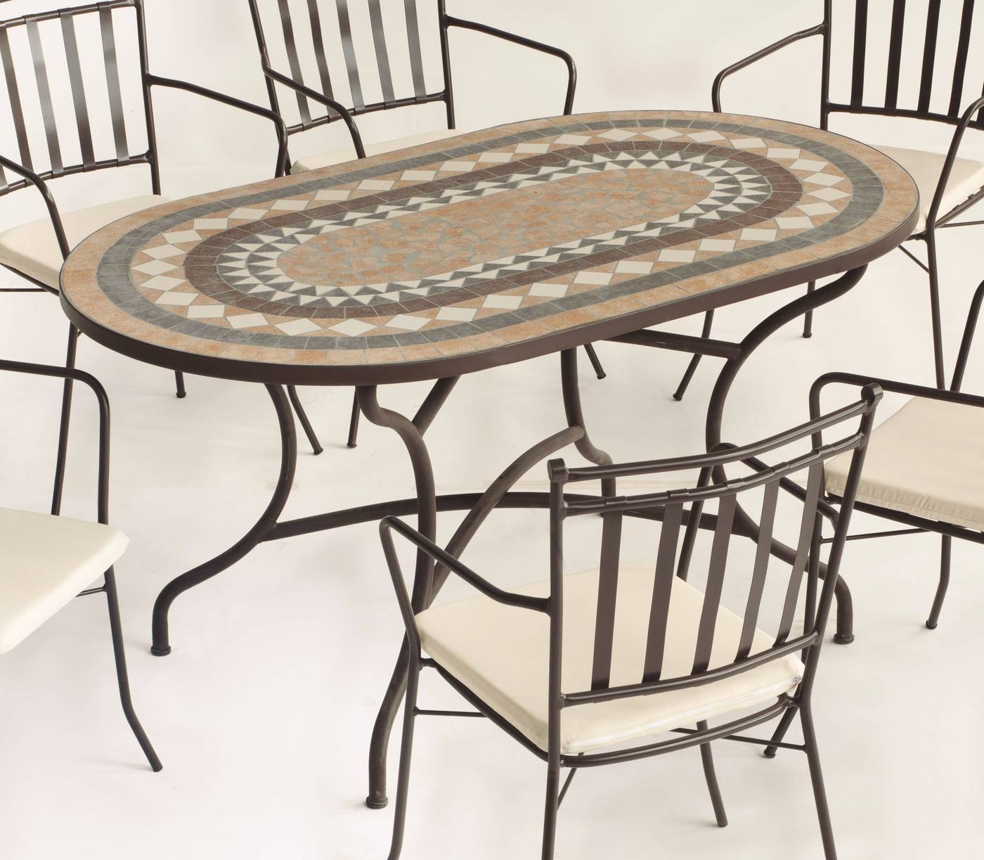 Conjunto Mosaico Laredo150-Bahia - Conjunto de forja color marrón: mesa con tablero mosaico ovalado de 150 cm + 4 sillones de ratán con cojines.