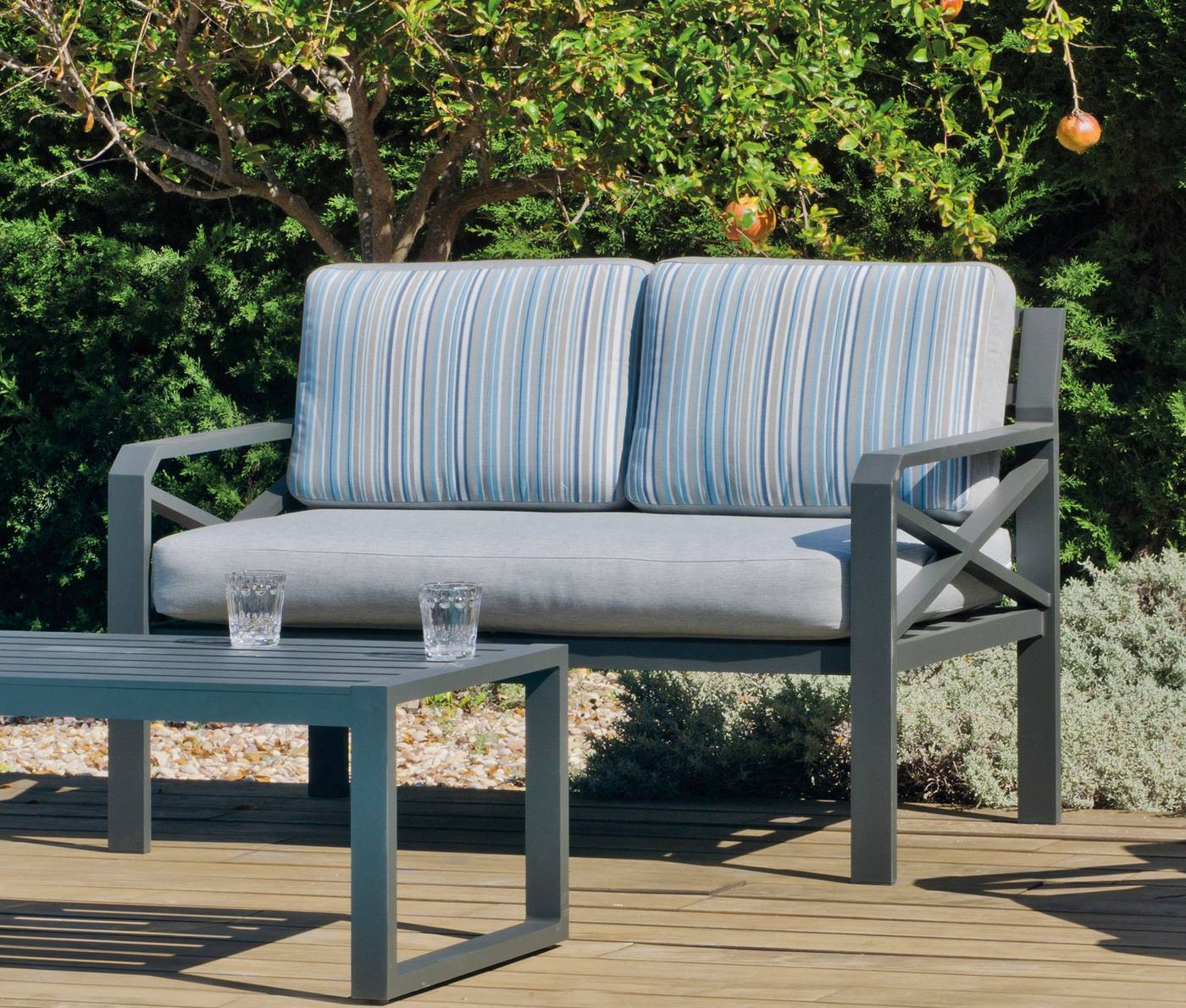 Conjunto Aluminio Luxe Lausana-7 - Conjunto de aluminio: 1 sofá de 2 plazas + 2 sillones + 1 mesa de centro + cojines. Disponible en color blanco y antracita.