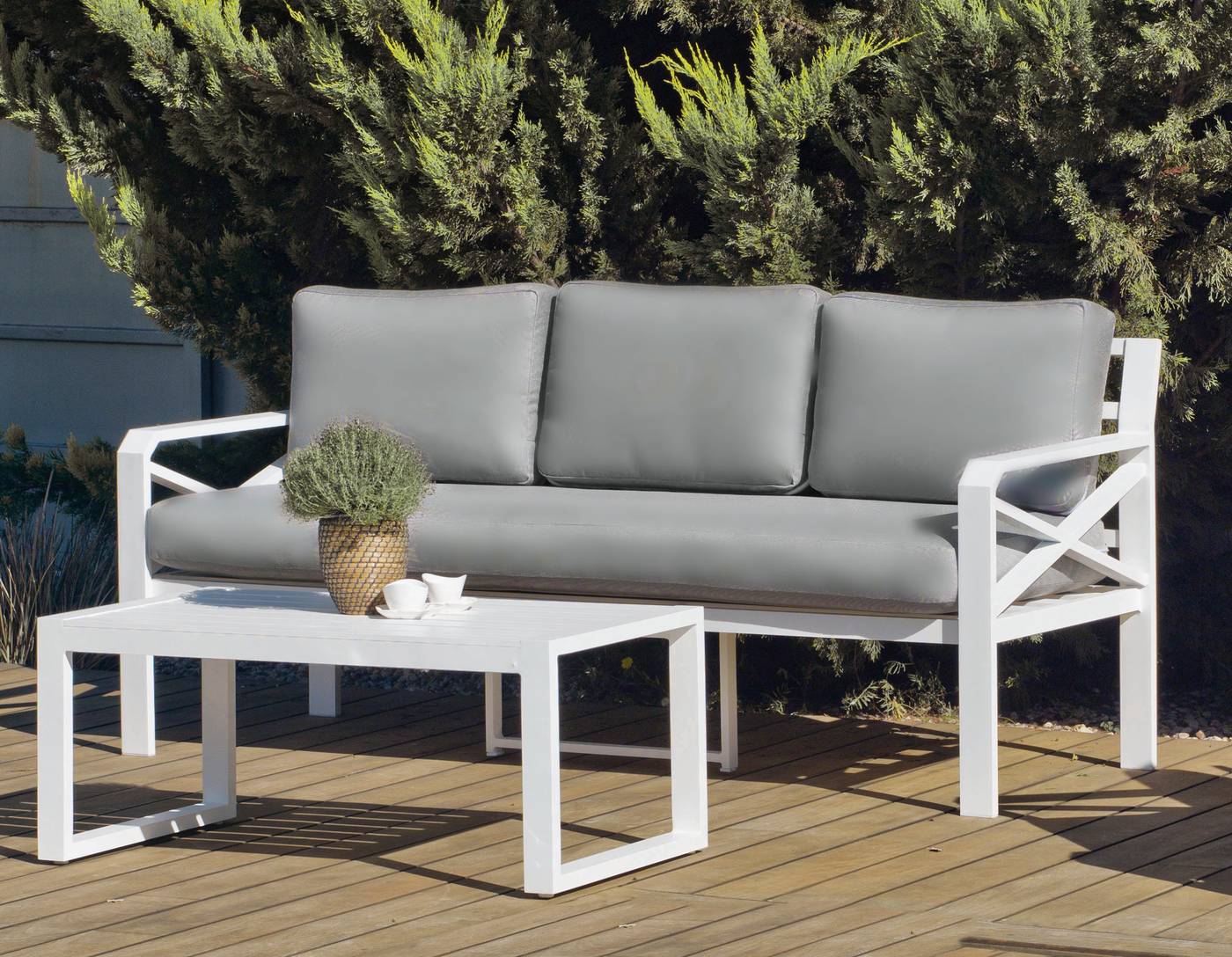 Sofá 3 plazas con cojines confort desenfundables. Estructura aluminio color blanco y antracita.