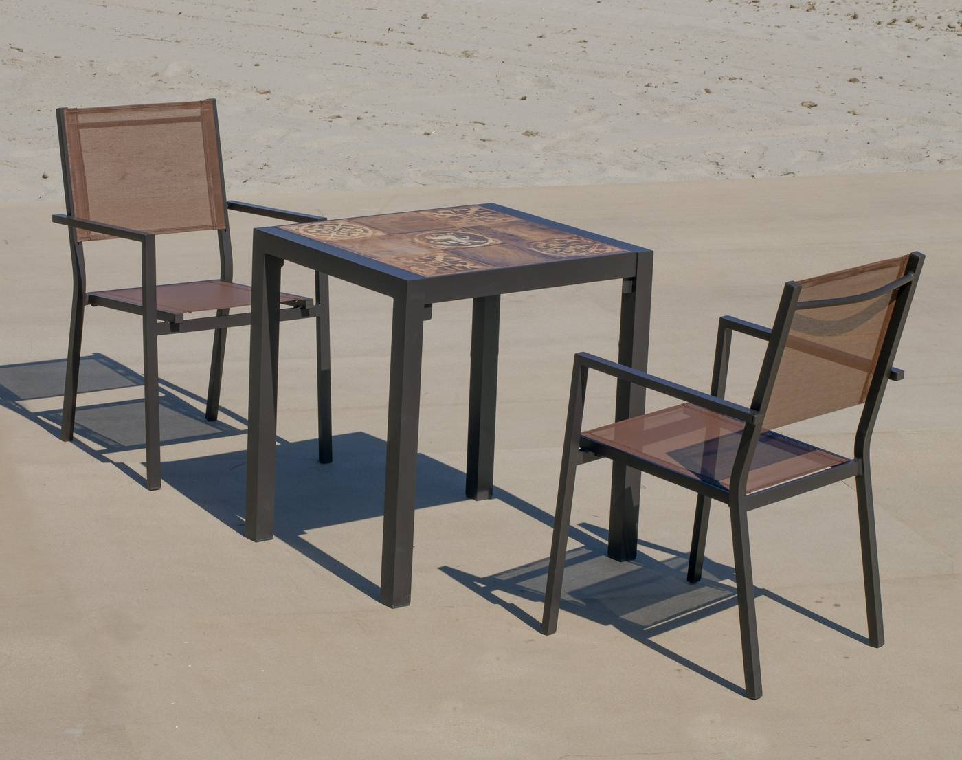 Conjunto de aluminio color marrón: Mesa cuadrada con tablero mosaico de 60 cm + 2 sillones de textilen.