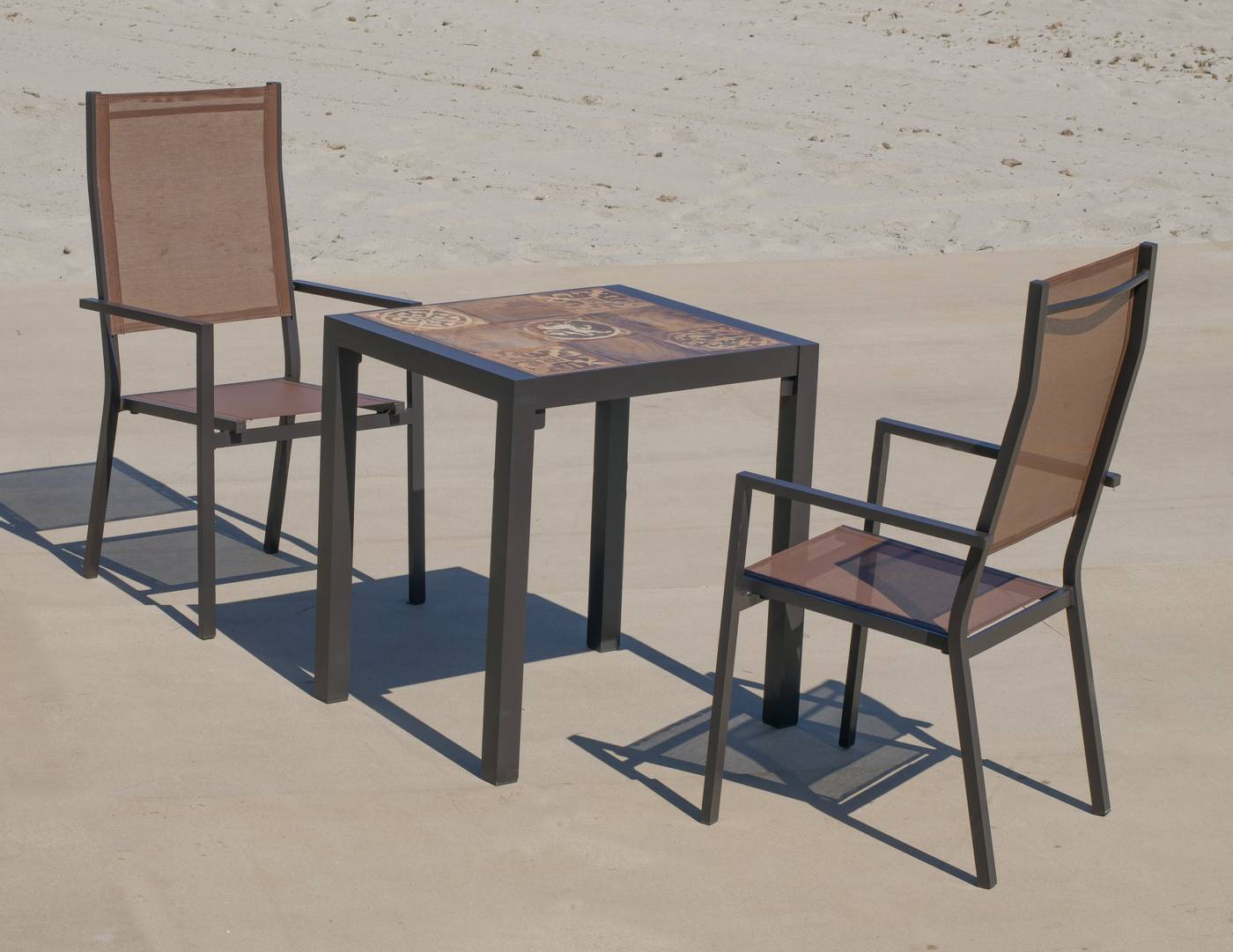 Conjunto de aluminio color marrón: Mesa cuadrada con tablero mosaico de 60 cm + 2 sillones altos de textilen.