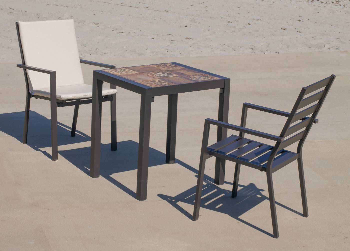 Conjunto de aluminio color marrón: Mesa cuadrada con tablero mosaico de 60 cm + 2 sillones.