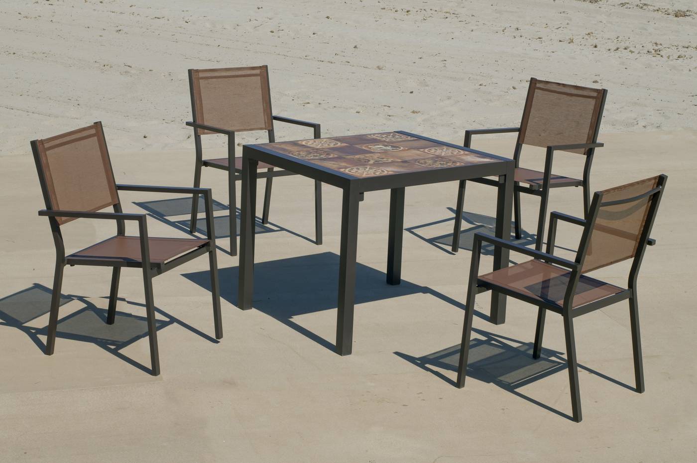 Conjunto de aluminio color marrón: Mesa cuadrada con tablero mosaico de 80 cm + 4 sillones de textilen.