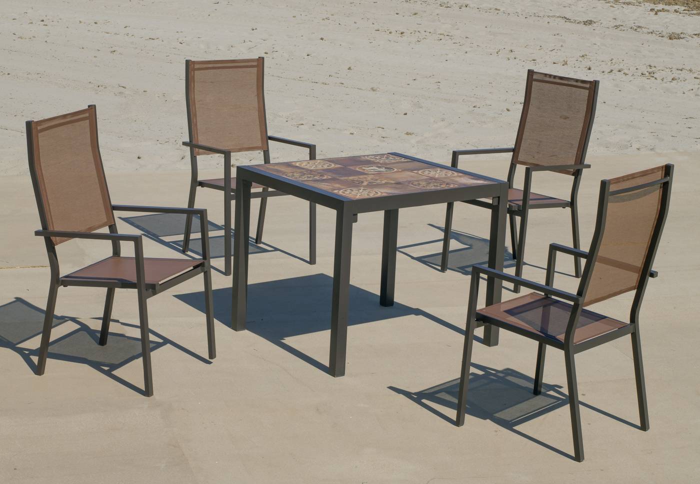 Conjunto de aluminio color marrón: Mesa cuadrada con tablero mosaico de 80 cm + 4 sillones altos de textilen.