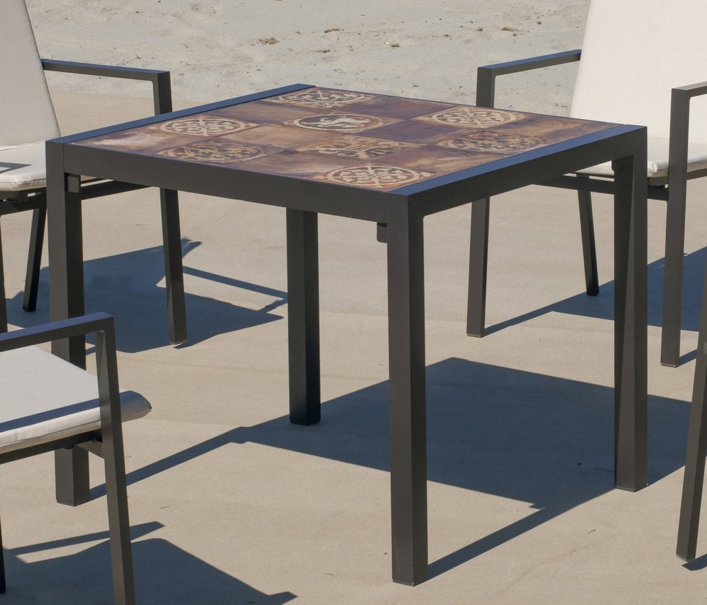 Set Lomba-80-4 Janeiro - Conjunto de aluminio color marrón: Mesa cuadrada con tablero mosaico de 80 cm + 4 sillones altos de textilen.