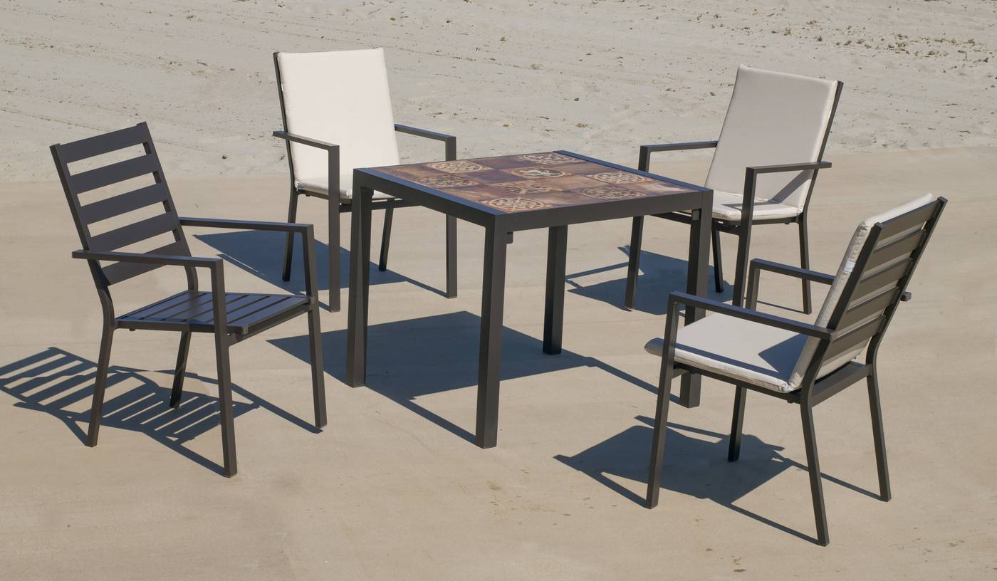 Conjunto de aluminio color marrón: Mesa cuadrada con tablero mosaico de 80 cm + 4 sillones.