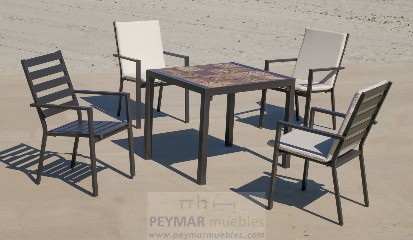 Conjunto de aluminio color marrón: Mesa cuadrada con tablero mosaico de 80 cm + 4 sillones.