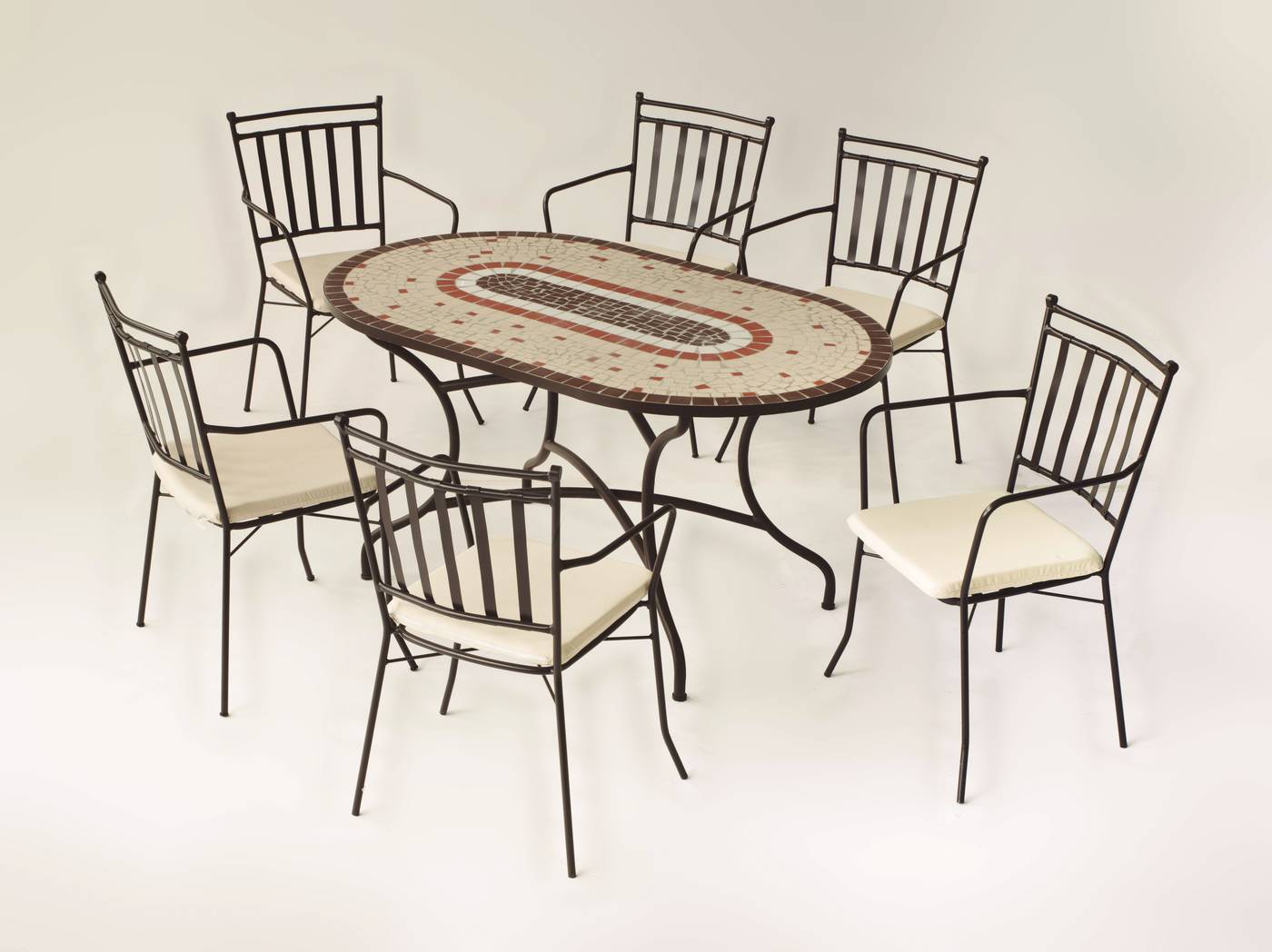 Conjunto de forja color bronce: mesa con tablero mosaico de 150 cm + 4 sillones con cojines asiento.<br/><br/><b>OFERTA VÁLIDA HASTA EL 31 DE MAYO O FIN DE EXISTENCIAS</b>.