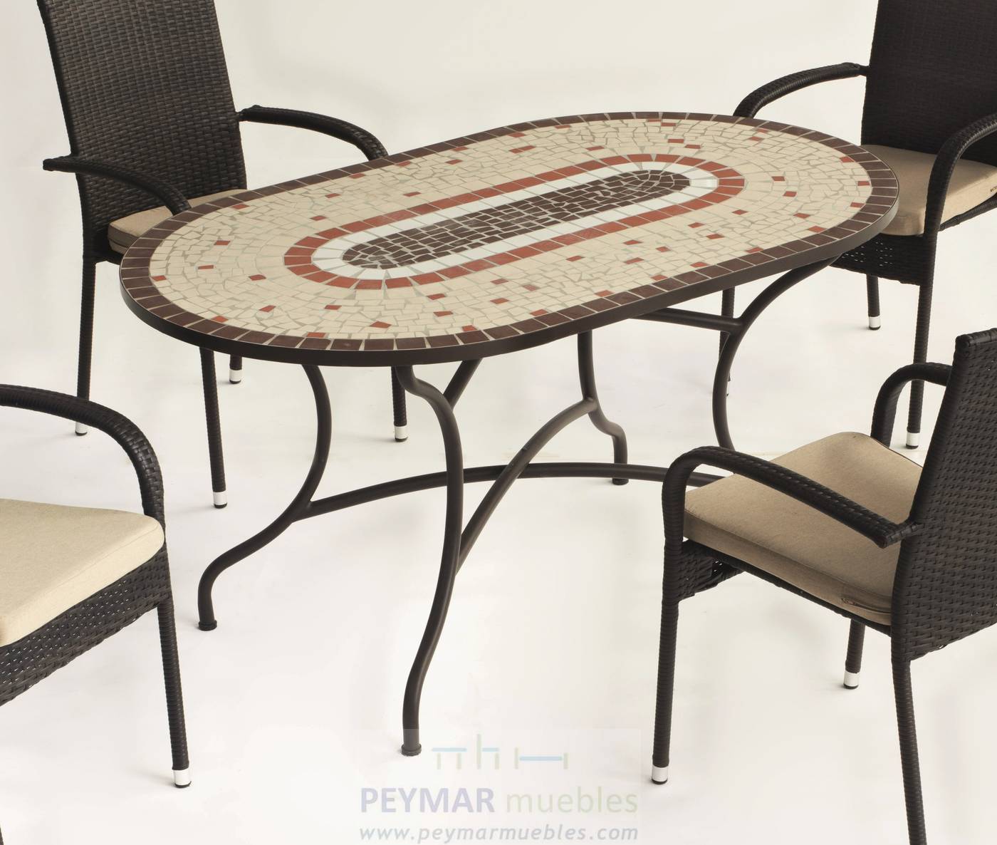 Conjunto Mosaico Malaya-Bahia - Conjunto de forja color marrón: mesa ovalada con tablero mosaico de 150 cm + 4 sillones de ratán.