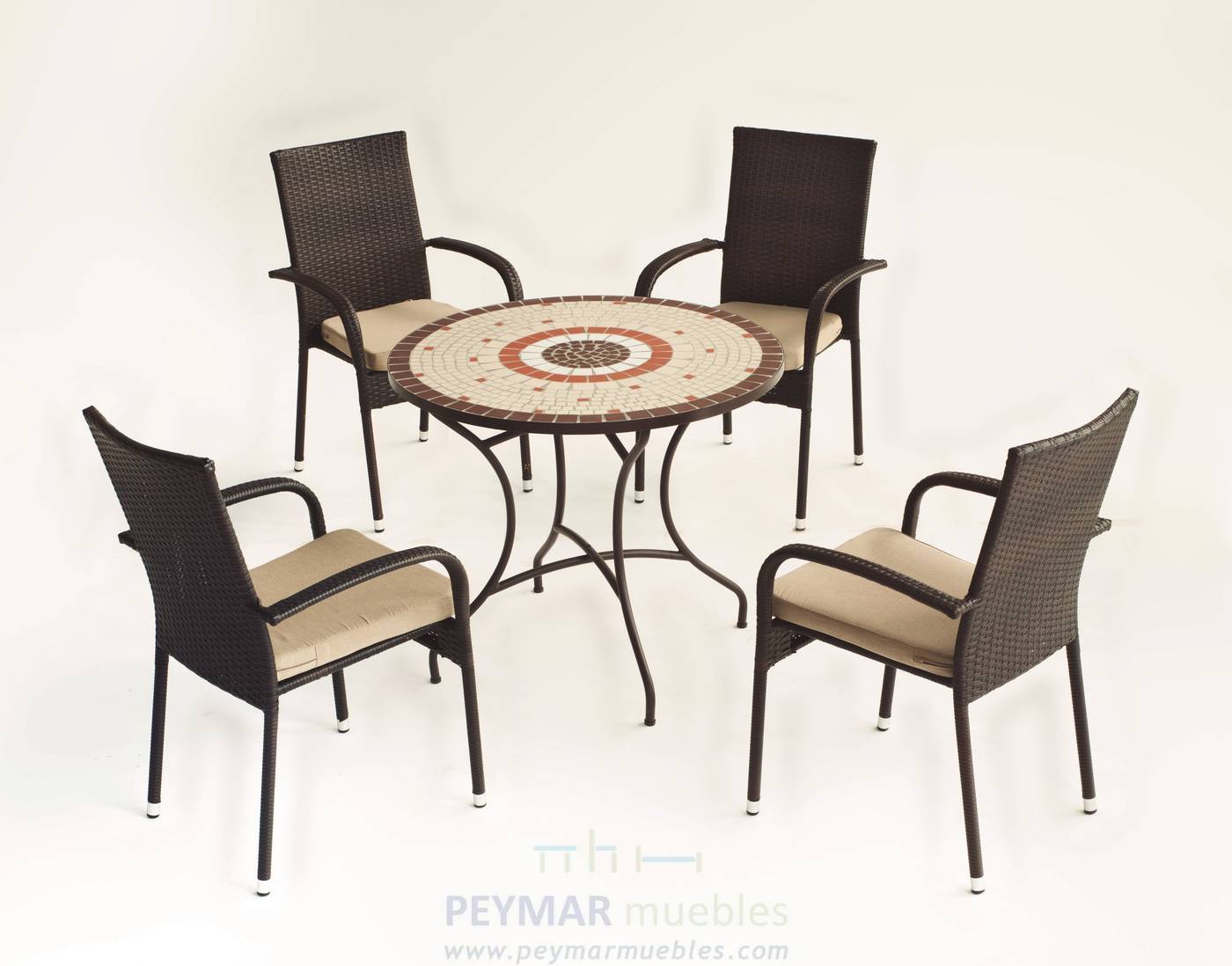 Conjunto de forja color marrón: mesa con tablero mosaico de 90 cm + 4 sillones de ratán sintético con cojines.