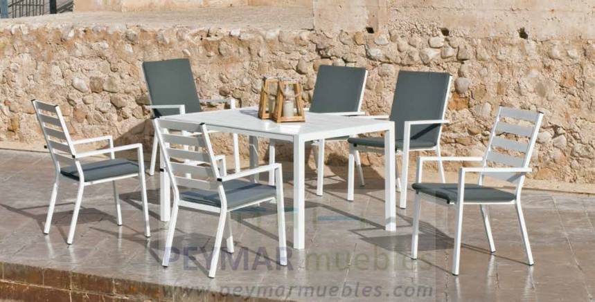 Conjunto Aluminio Palma 150-4 - Mesa rectangular de aluminio con tablero lamas de aluminio + 4 sillones con cojines. Disponible en color blanco, antracita, champagne, plata o marrón.