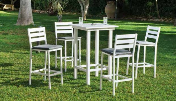 Conjunto aluminio: mesa bar rectangular de 70 cm. Estructura y tablero de lamas de aluminio + 4 taburetes bar de aluminio. Colores blanco, plata, bronce y antracita.
