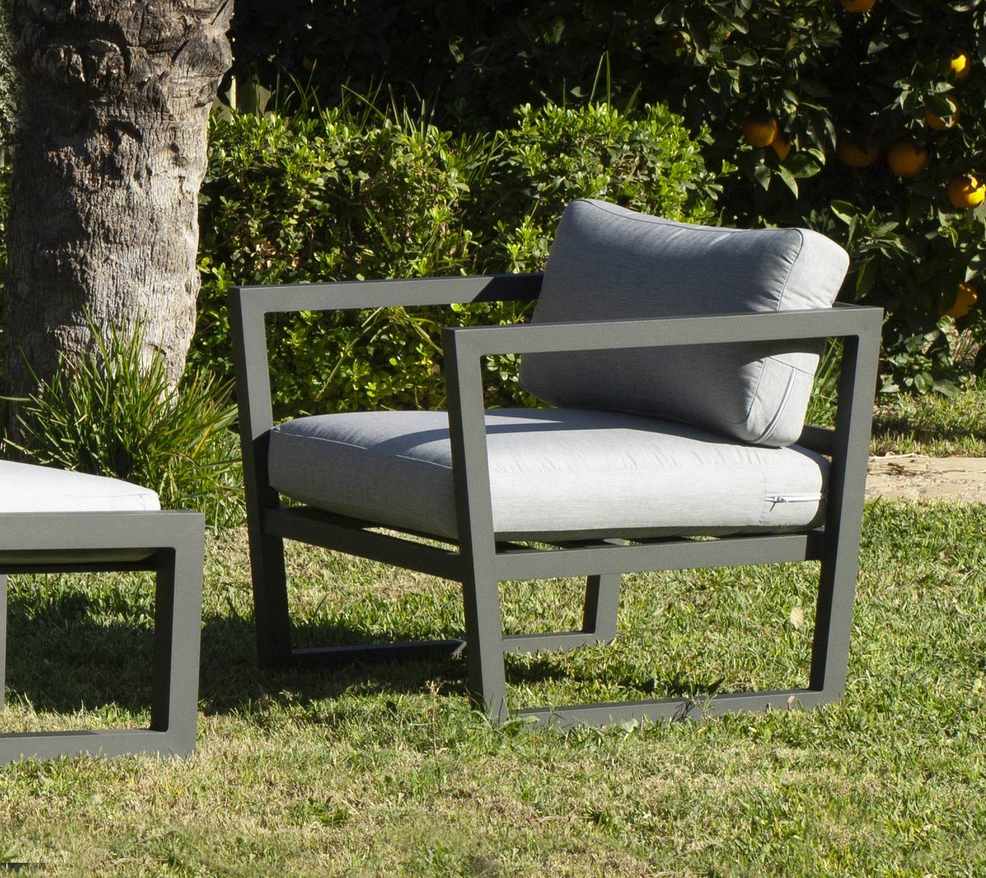 Set Aluminio Luxe Montana-10 - Conjunto aluminio: 1 sofá 3 plazas + 2 sillones + 1 mesa de centro + 2 reposapiés + cojines. Disponible en color blanco o antracita.