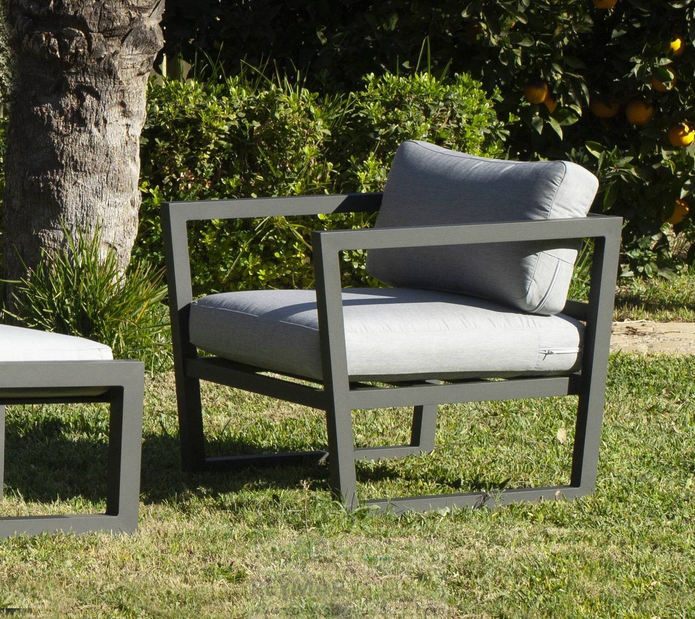 Set Aluminio Luxe Montana-9 - Conjunto aluminio: 1 sofá 2 plazas + 2 sillones + 1 mesa de centro + 2 reposapiés. Disponible en color blanco o antracita.