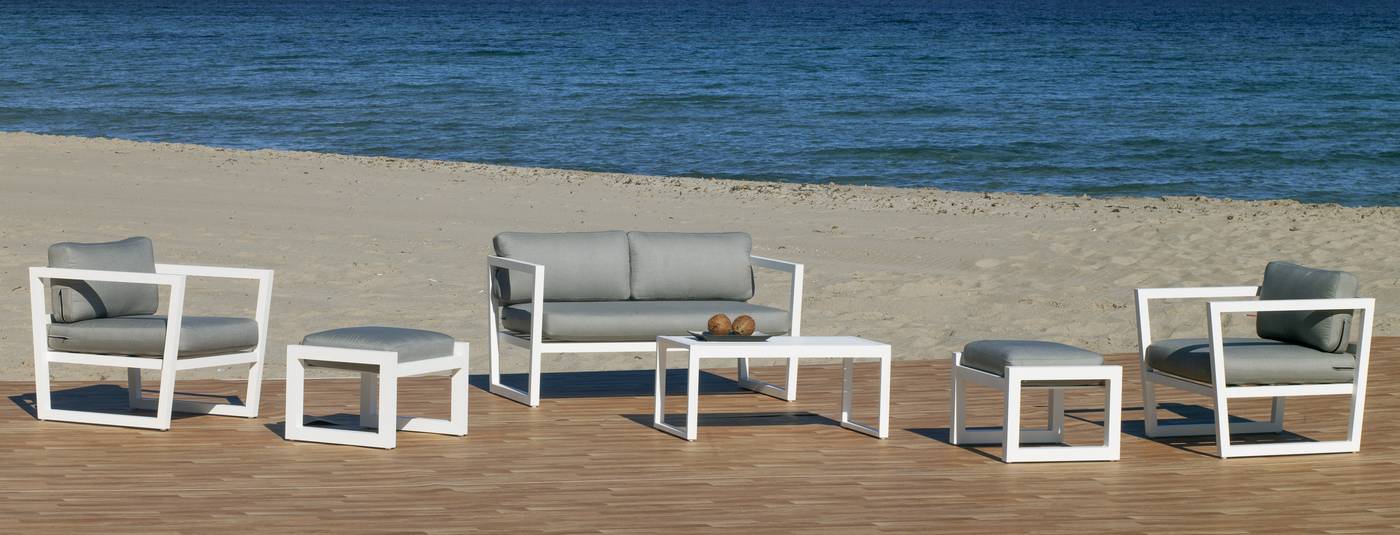 Conjunto aluminio: 1 sofá 2 plazas + 2 sillones + 1 mesa de centro + 2 reposapiés + cojines. Disponible en color blanco o antracita.