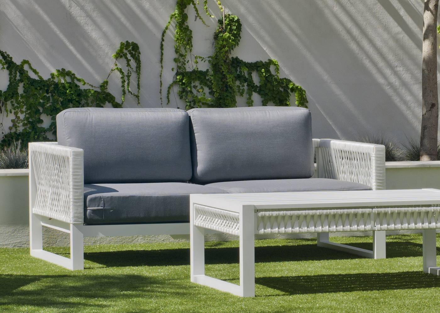 Sofá relax 2 plazas gran lujo, con cojines desenfundables. Fabricado de aluminio y cuerda. Colores: blanco, gris, marrón o champagne.