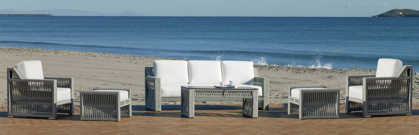 Conjunto aluminio-cuerda: 1 sofá de 3 plazas + 2 sillones + 1 mesa de centro + 2 taburetes. Colores disponibles: blanco, gris, oro o champagne.
