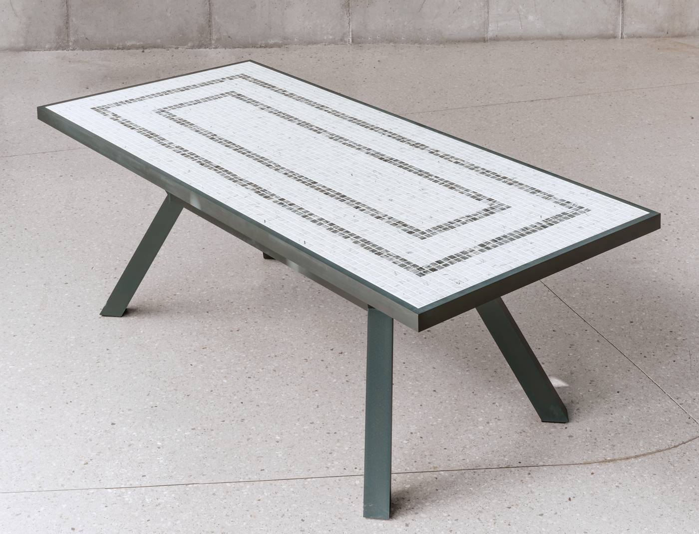Mesa rectangular de 230 cm. Estructura de aluminio color antracita. Tablero mosaico de piedra sinterizada de alta calidad.