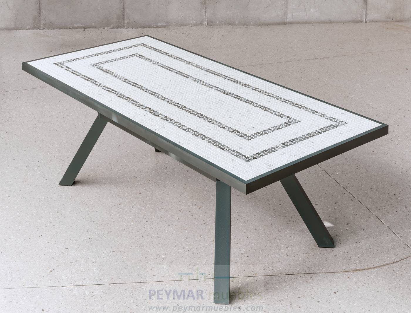 Mesa rectangular de 230 cm. Estructura de aluminio color antracita. Tablero mosaico de piedra sinterizada de alta calidad.