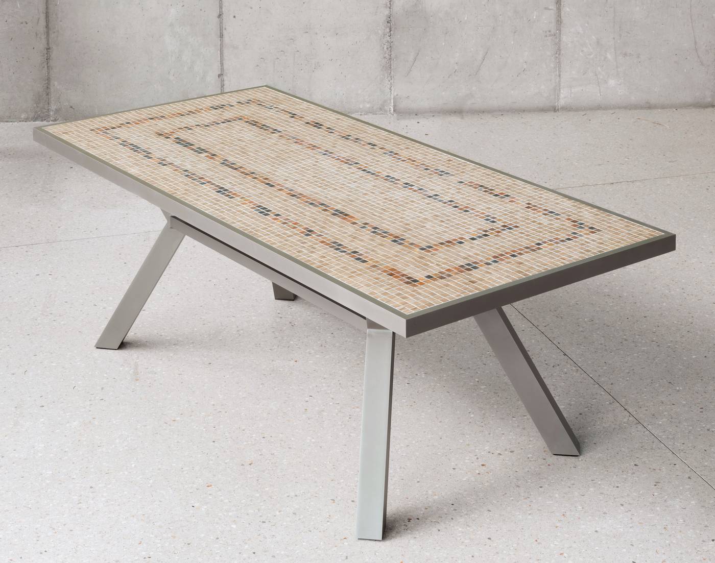 Mesa rectangular de 230 cm. Estructura de aluminio color champagne. Tablero mosaico de piedra sinterizada de alta calidad.