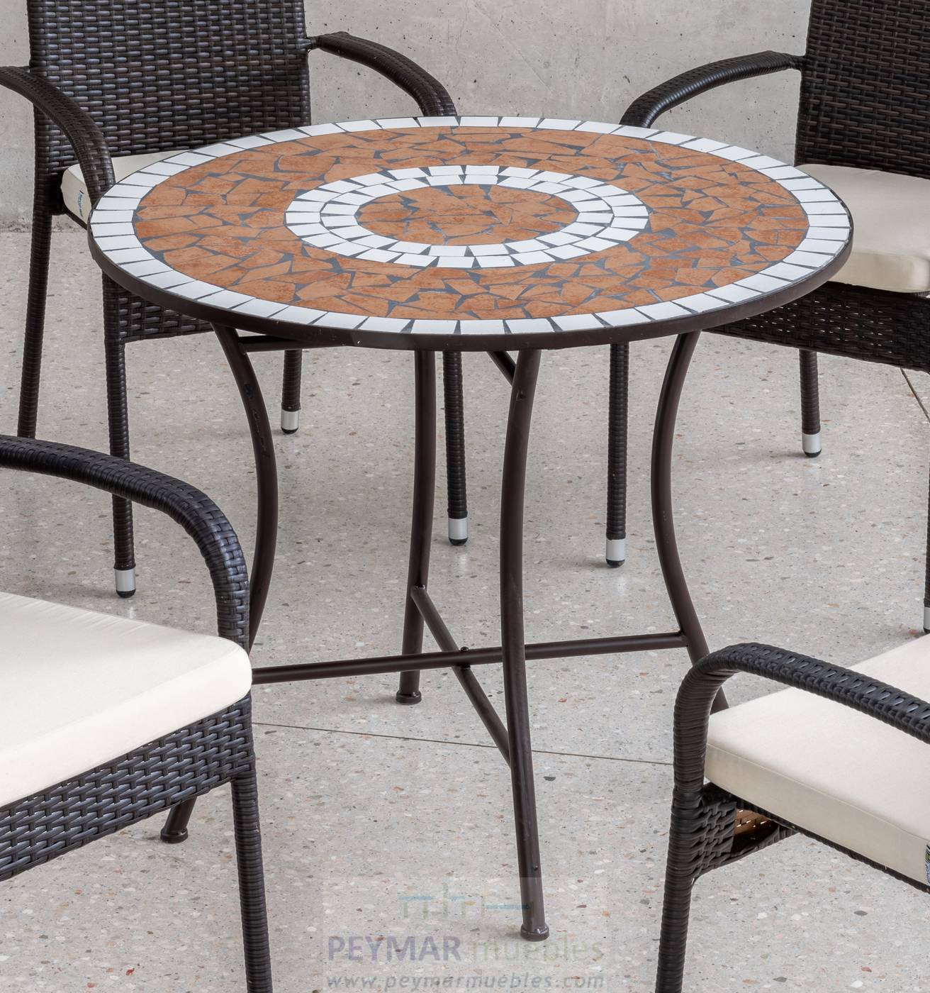 Conjunto Mosaico Malaga-Bahia - Conjunto de forja color marrón: mesa circular con tablero mosaico de 90 cm + 4 sillones de ratán sintético.