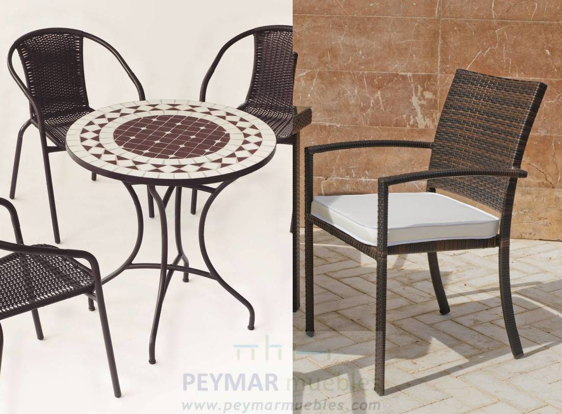 Conjunto de forja color marrón: mesa con tablero mosaico de 75 cm + 4 sillones de ratán sintético con cojines.