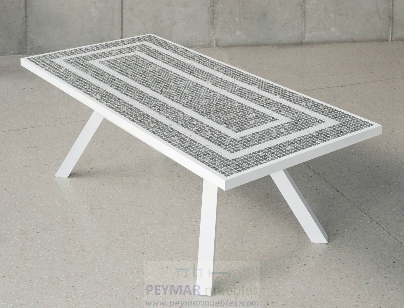 Mesa rectangular de 230 cm. Estructura de aluminio color blanco. Tablero mosaico de piedra sinterizada de alta calidad.