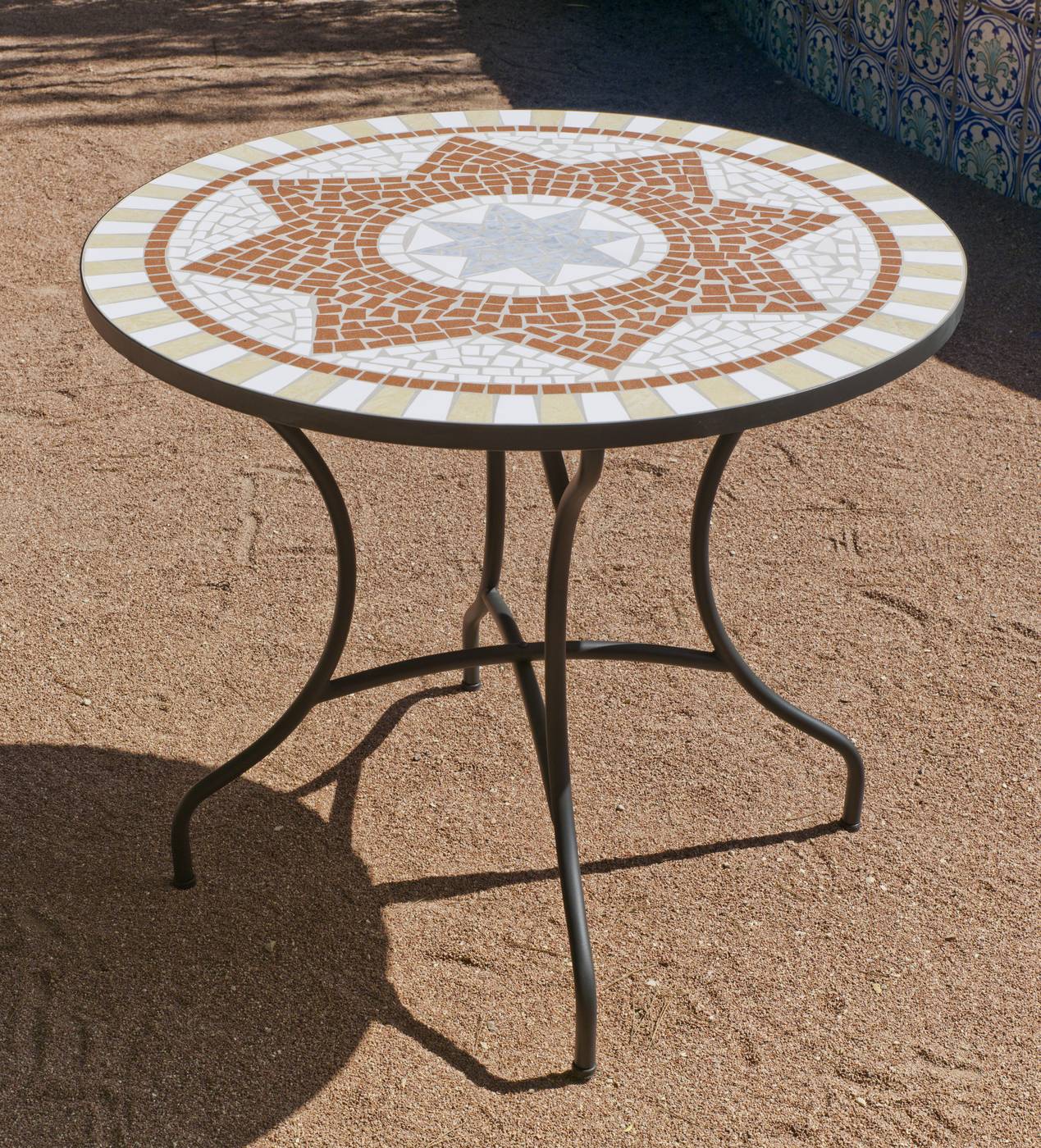 Mesa mosaico redonda. Estructura de acero forjado color bronce, con patas reforzadas y panel de mosaico
