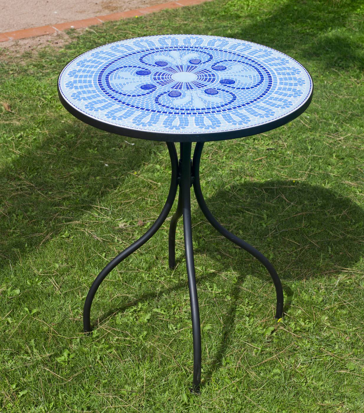 Set Mosaico Berna-Santana - Conjunto de acero color gris: mesa  redonda de acero forjado, con tablero mosaico de 60 cm. + 2 sillones apilables de wicker