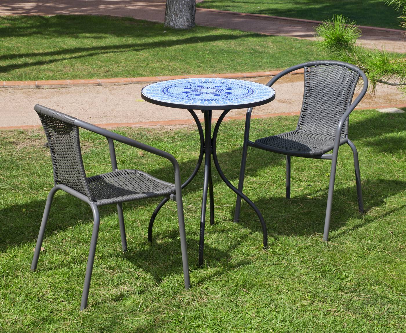 Conjunto de acero color gris: mesa  redonda de acero forjado, con tablero mosaico de 60 cm. + 2 sillones apilables de wicker