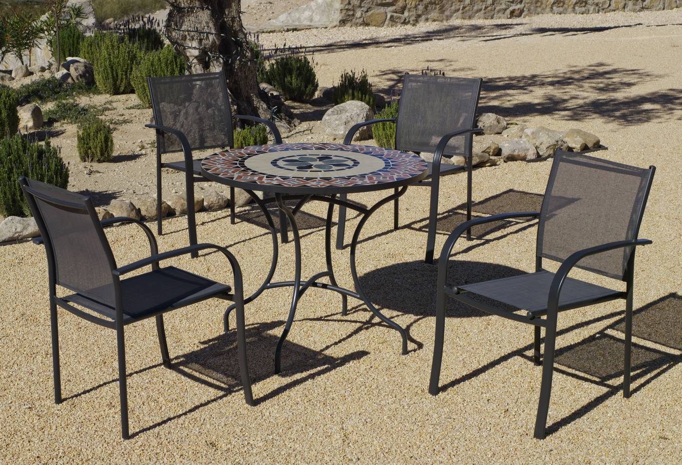 Conjunto para jardín color gris antracita: 1 mesa redonda 90 cm. de forja con panel mosaico + 4 sillones de acero y textilen