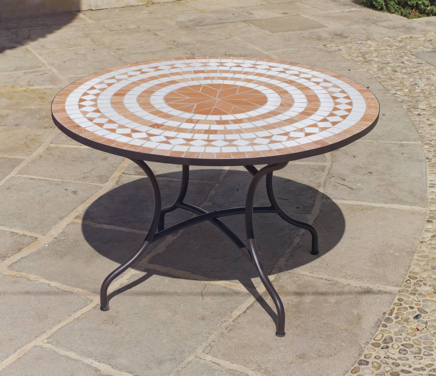 Set Mosaico Dogliani-Caimán 90-4 - Conjunto de forja color bronce: mesa redonda de acero forjado, con tablero mosaico de 90 cm. + 4 sillones con cojines