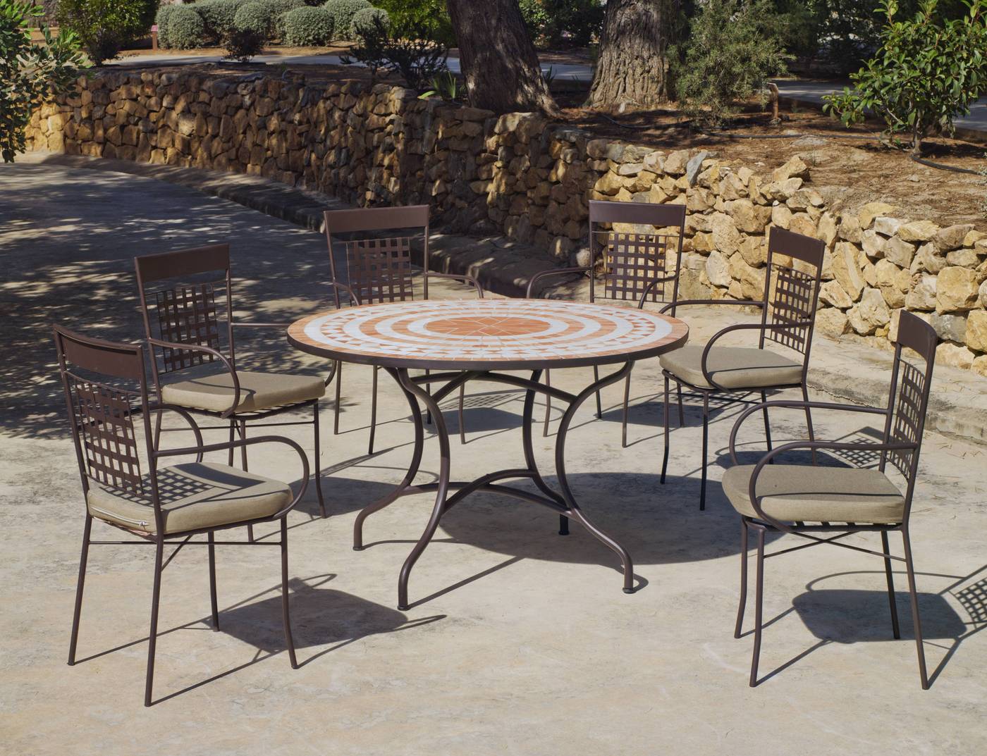 Conjunto de forja color bronce: mesa redonda de acero forjado, con tablero mosaico de 120 cm. + 6 sillones con cojines