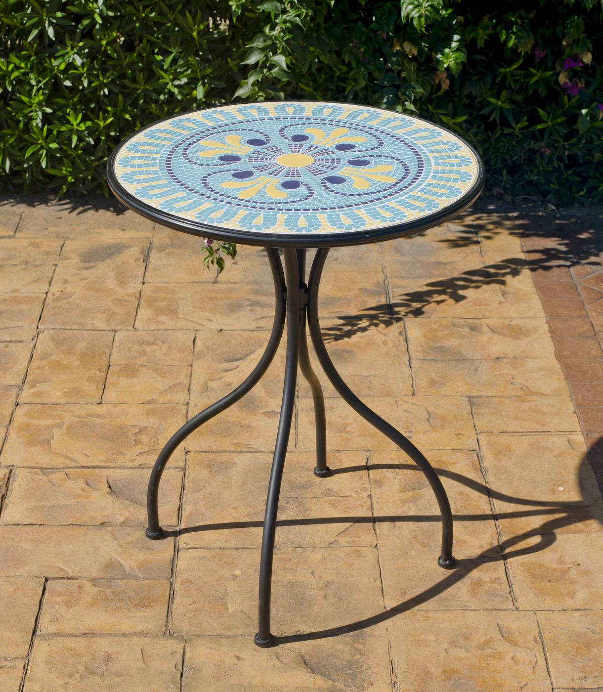 Set Mosaico Dorian-Santana - Conjunto de acero color gris: mesa de acero forjado, con tablero mosaico circular de 60 cm. + 2 sillones apilables de wicker