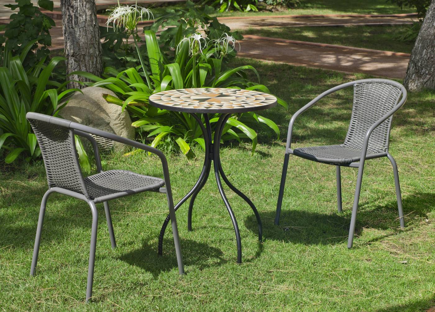 Conjunto de terraza y jardín color gris: mesa redonda de acero forjado, con tablero mosaico de 60 cm. + 2 sillones apilables de wicker