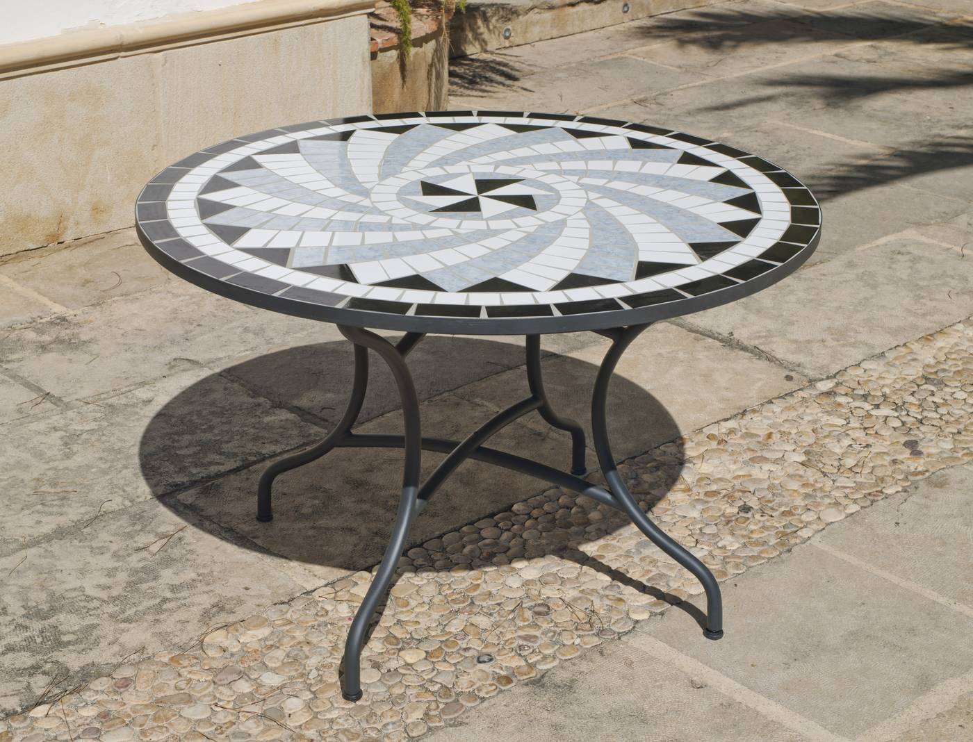 Mesa de forja color gris antracita, con tablero mosaico circular de 120 cm.