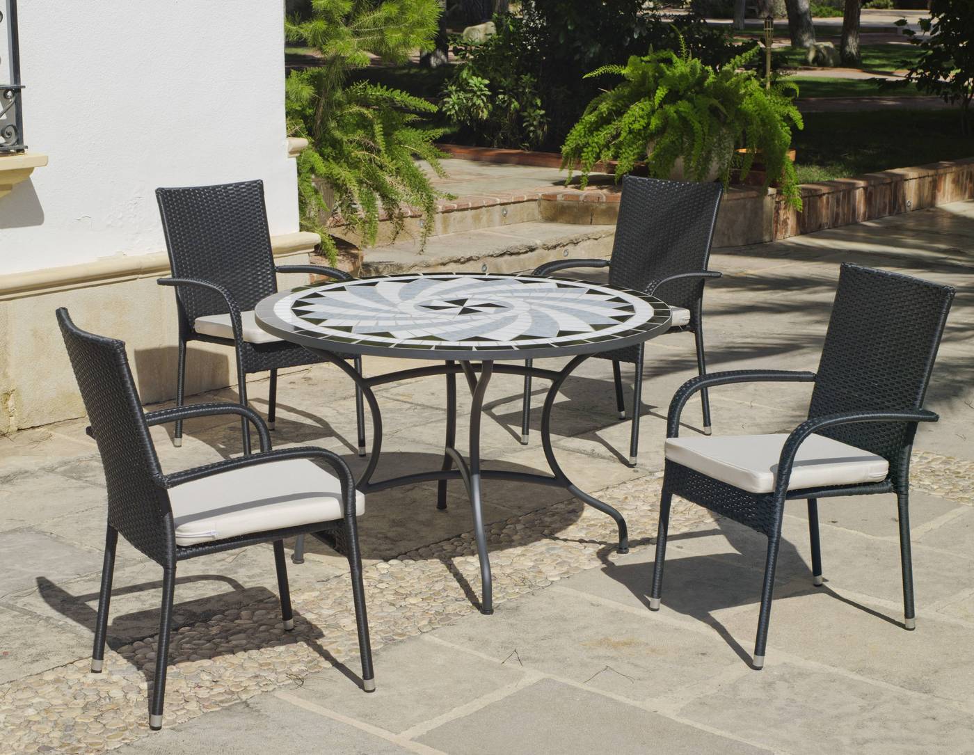 Conjunto para jardín color gris antracita: 1 mesa redonda 120 cm. de forja con panel mosaico + 4 sillones de ratán sintético